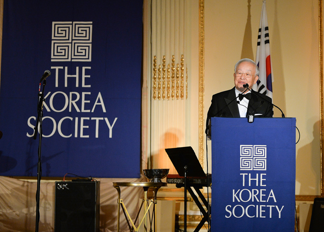손경식 CJ그룹 회장이 21일(현지시간) 미국 뉴욕 프라자호텔에서 열린 코리아 소사이어티(Korea Society) 주최 2018 연례만찬에 참석해 밴 플리트 상(Van Fleet award)을 수상하는 자리에서 수상소감을 밝히고 있다.ⓒCJ