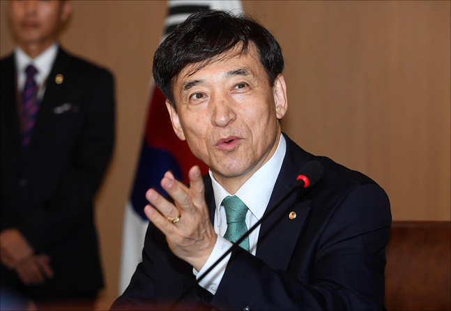 이주열 한국은행 총재가 8월 31일 오전 서울 세종로 한국은행에서 열린 금융통화위원회 본회의를 주재하고 있다.(자료사진) ⓒ데일리안