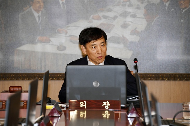 이주열 한국은행 총재가 지난 8월 31일 서울 세종대로 한국은행에서 열린 금융통화위원회 본회의를 주재하고 있다. ⓒ데일리안