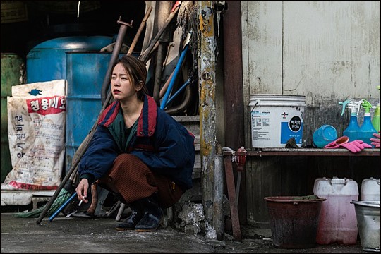 배우 한지민 주연의 '미쓰백'은 실화를 모티브로 참혹한 세상에 맞서 소녀를 구원하려는 여자와 그 여자를 지키고자 하는 남자의 이야기를 그린다.ⓒ리틀빅픽처스