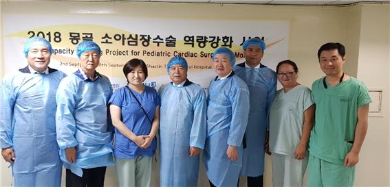 정병성 한국로타리 3600지구 총재(왼쪽 네 번째), 김창권 전 총재(다섯 번째)가 몽골 소아 심장병 수술사업에 참여한 한국·몽골 의료진과 기념촬영하고 있다. @한국로타리 제공