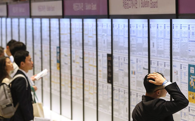서울 강남구 코엑스에서 열린 외국인 투자기업 채용박람회에서 구직자들이 채용공고 게시판을 살펴보고 있다. ⓒ연합뉴스