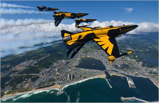 공군 특수비행팀 ‘블랙이글스’가 지난달 속초 전국해양스포츠제전에서 축하비행을 선보이고 있다. ⓒ공군