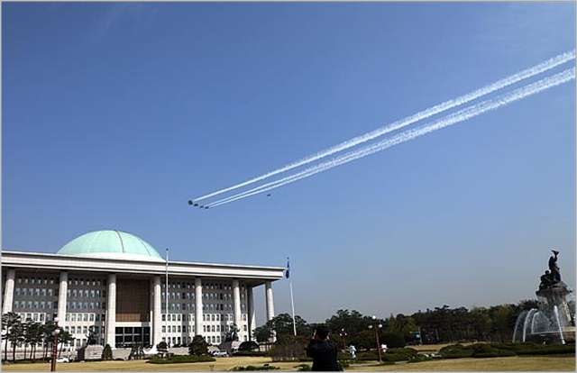 공군 특수비행팀 ‘블랙이글스’가 지난 4월 서울 여의도 국회 상공을 비행하고 있다 ⓒ데일리안 박항구 기자