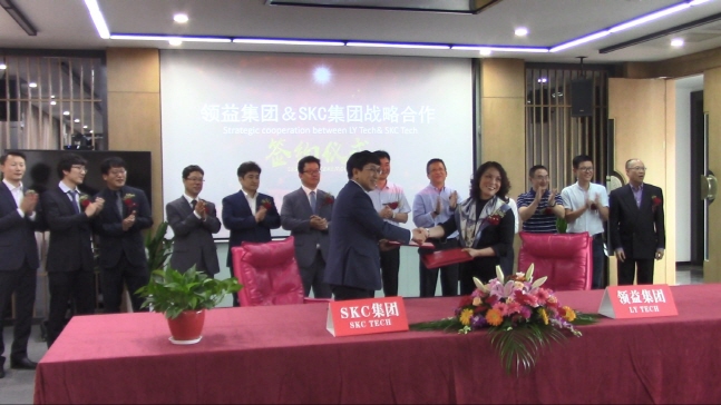 오준록 SKC 성장사업추진본부장(앞줄 가운데 왼쪽)이 28일 중국 장쑤성 동타이시 LY테크 본사에서 캐시 정 LY테크 대표(앞줄 가운데 오른쪽)와 합작사 설립에 관한 양해각서(MOU)를 체결한 뒤 악수하고 있다.ⓒSKC