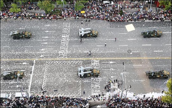 지난 2013년 10월 1일 오후 건군 65주년을 기념하는 국군의 날 기념 시가행진으로 서울 도심 일대 교통이 전면 통제된 가운데 오후 전차, 장갑차, 미사일 등 첨단무기로 무장한 기계화 부대 차량 및 4500여명의 병력이 서울 중구 세종대로를 지나가고 있다. ⓒ데일리안 DB