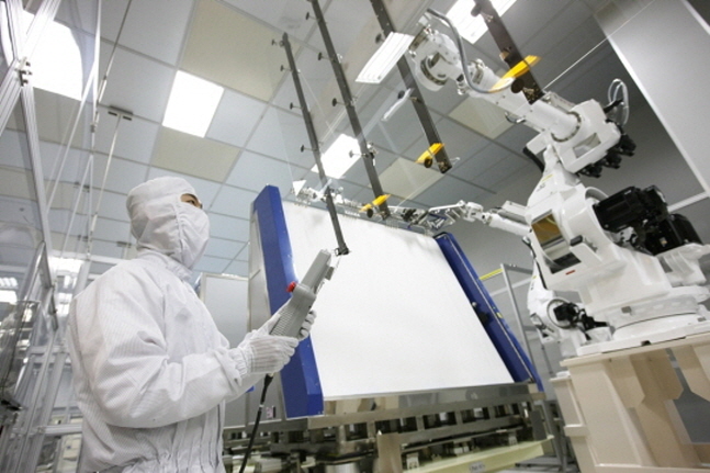 경기도 파주 LG디스플레이 LCD 생산라인에서 한 직원이 생산된 제품을 살펴보고 있다.ⓒLG디스플레이