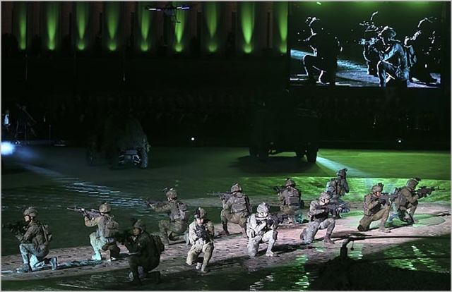 지난 1일 서울 용산구 전쟁기념관에서 개최된 제70주년 국군의 날 기념식에서 군 장병들이 미래전투수행체계 시범을 보이고 있다. ⓒ사진공동취재단
