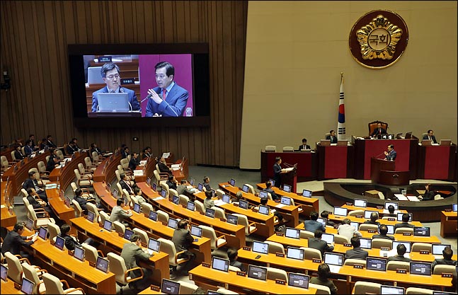 2일 열린 국회 본회의 경제에 관한 대정부 질문에서 심재철 자유한국당 의원이 김동연 경제부총리에게 비공개 예산정보 무단 열람 및 유출 논란과 관련해 질문하고 있다. (자료사진)ⓒ데일리안 박항구 기자