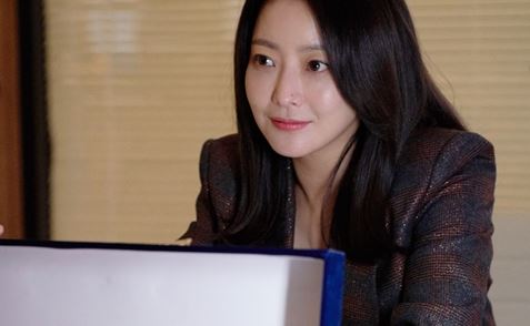 김희선이 상사에게 최연소 ‘시니어 파트너’ 승진을 딜하는 ‘야망’ 변호사로 인생캐릭터 탄생을 예고한다. ⓒ tvN