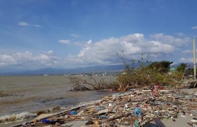 3일 지진으로 잔해에 뒤덮인 인도네시아 중앙술라웨시 주 팔루 해변. ⓒ 연합뉴스 