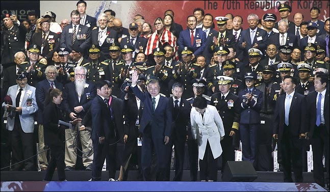 문재인 대통령이 지난 1일 오후 서울 용산구 전쟁기념관에서 열린 제70주년 국군의 날 기념식에서 군 장병들을 향해 손을 흔들고 있다. ⓒ사진공동취재단
