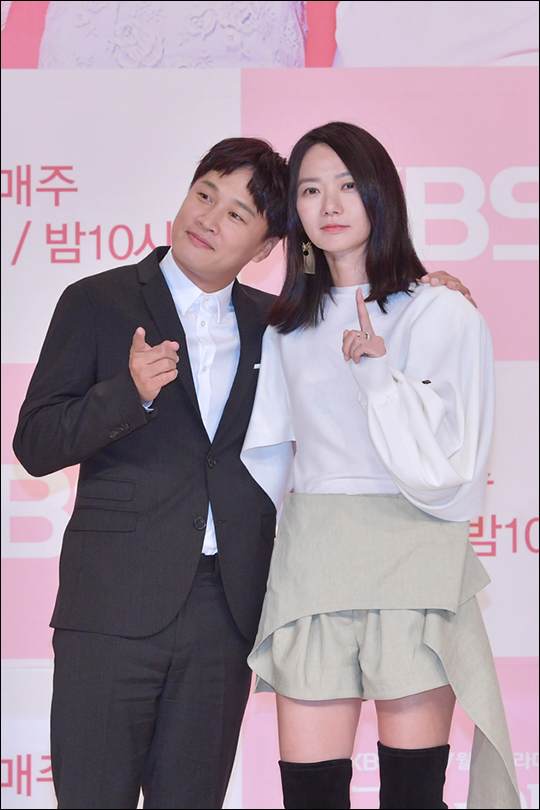 배우 차태현과 배두나가 KBS 2TV 새 월화드라마 '최고의 이혼' 제작보고회에서 포토타임을 갖고 있다. ⓒ KBS