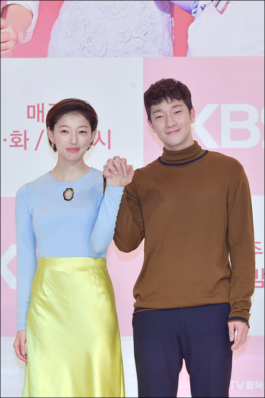 배우 이엘과 손석구가 KBS 2TV 새 월화드라마 '최고의 이혼' 제작보고회에서 포토타임을 갖고 있다. ⓒ KBS