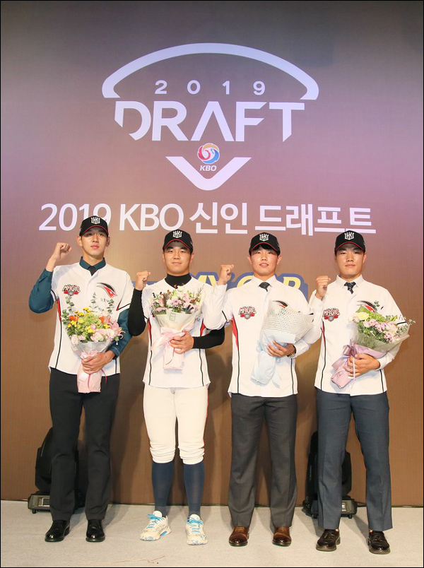 2019 KBO 2차 신인 드래프트에서 kt wiz에 지명을 받은 (좌측부터) 이대은, 손동현, 고성민, 이상동 선수가 기념 촬영을 하고 있다. ⓒ kt wiz