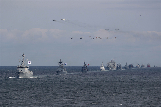 11일 제주도 서귀포시 제주해군기지 인근 해상에서 2018 대한민국 해군 국제관함식 해상사열이 열리고 있다. ⓒ데일리안 홍금표 기자