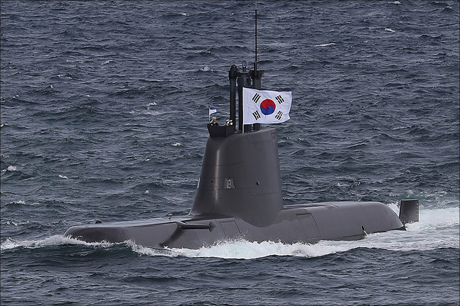 11일 제주도 서귀포시 제주해군기지 인근 해상에서 열린 2018 대한민국 해군 국제관함식 해상사열에서 잠수함이 사열을 하고 있다. ⓒ데일리안 홍금표 기자