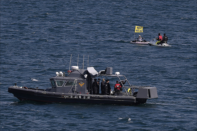 2018 대한민국 해군 국제관함식 해상사열이 열린 11일 제주도 서귀포시 제주해군기지 인근 해상에서 관함식에 반대하는 시민들이 해상시위를 하고 있다. ⓒ데일리안 홍금표 기자
