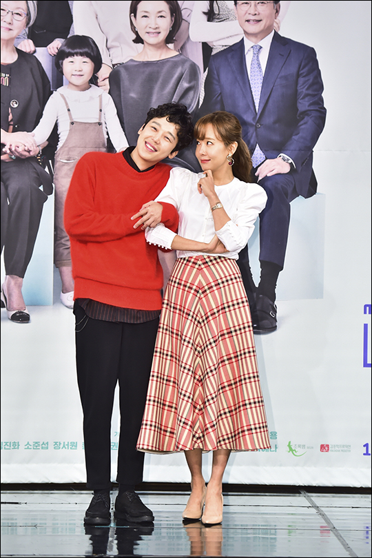 배우 윤종훈과 소유진이 MBC 새 주말드라마 '내사랑 치유기' 제작보고회에서 포토타임을 갖고 있다. ⓒ MBC