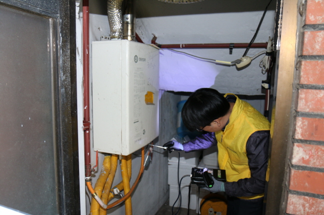 한국화재보험협회가 단독주택 밀집지역에 대한 화재안전점검 봉사에 나섰다.ⓒ한국화재보험협회