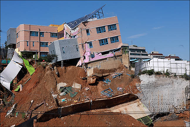 7일 오전 서울 동작구 다세대주택 공사장에 흙막이가 무너져 인근에 있는 상도유치원 건물이 크게 기울어져 있다. ⓒ데일리안 류영주 기자