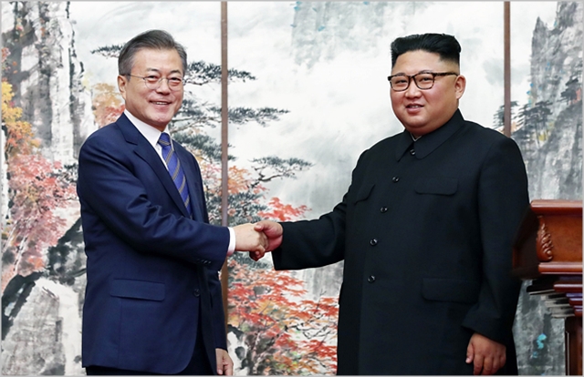 문재인 대통령과 김정은 북한 국무위원장이 지난 9월 평양공동선언 합의문에 서명한 후 공동기자회견을 가지며 악수하고 있다. ⓒ평양사진공동취재단
