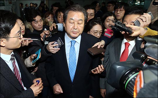 김무성 자유한국당 의원이 지난 2016년 11월 의원회관에서 긴급기자회견을 열어 대선 불출마를 전격 선언한 뒤, 취재진에 둘러쌓여 기자회견장을 빠져나가고 있다(자료사진). ⓒ데일리안 박항구 기자