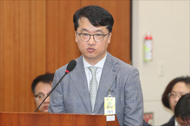 박현종 BHC 회장이 15일 오후 국회에서 열린 국회 정무위원회 공정거래위원회 등에 대한 국정감사에서 증인으로 출석해 질의에 답변하고 있다. ⓒ데일리안 홍금표 기자