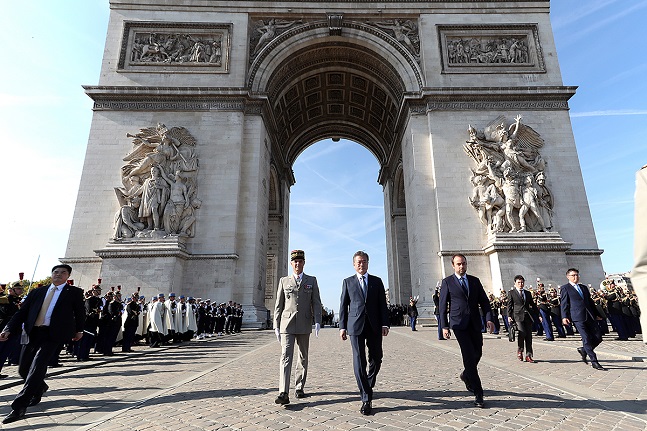 프랑스를 국빈방문 중인 문재인 대통령이 15일 오후(현지시각) 파리 개선문 광장에서 열린 공식환영식에 참석하고 있다.ⓒ청와대