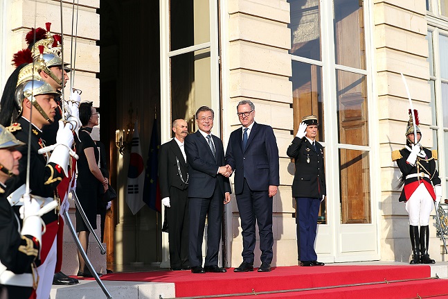 문재인 대통령이 15일(현지시각) 프랑스 파리 하원의장 공관에서 리샤르 페랑 하원의장과 면담에 앞서 기념촬영하고 있다.ⓒ청와대