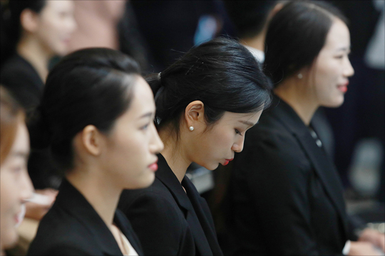 서울 동대문디자인프라자(DDP)에서 열린 '금융권 공동 채용박람회'에서 취업준비생들이 긴장된 표정으로 현장면접을 기다리고 있다. ⓒ데일리안 홍금표 기자