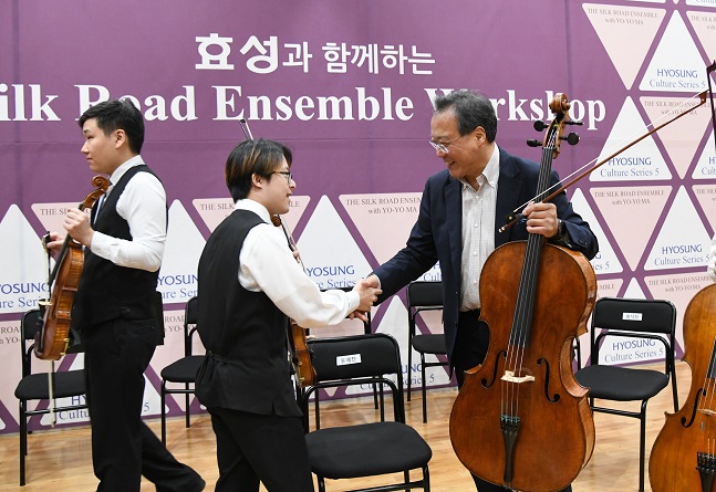 첼리스트 요요마(오른쪽 첫번째)가 17일 서울 예술의전당에서 효성이 후원하는 티칭 클래스에 참가한 온누리사랑챔버 오케스트라 단원과 악수를 나누고 있다. ⓒ효성