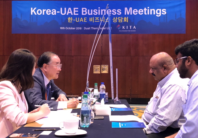 국내 중소기업 관계자들이 15일(현지시간) 아랍에미리트(UAE)에서 개최된 '2018 중동 무역사절단 1:1 비즈니스 상담회'에서 중동 바이어들과 상담하고 있다.ⓒ한국무역협회
