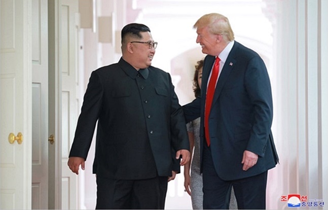 김정은 북한 국무위원장(왼쪽)과 도널드 트럼프 미국 대통령이 지난 6월 싱가포르에서 개최된 북미정상회담에서 회동하고 있다. ⓒ조선중앙통신