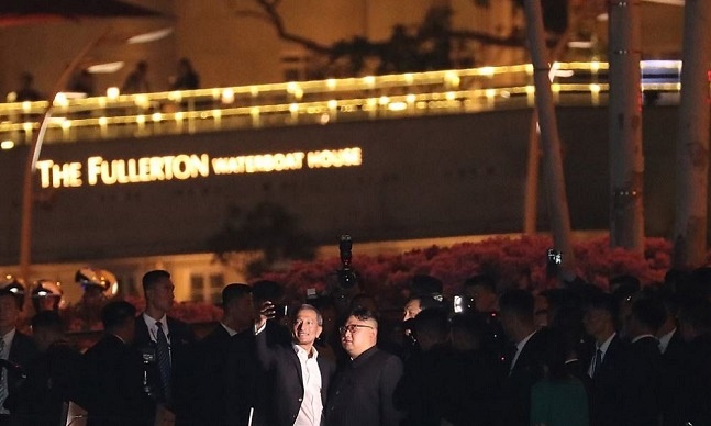 북미정상회담을 위해 싱가포르를 방문한 김정은 북한 국무위원장이 11일 저녁 싱가포르 에스플러네이드 인근 다리에 올라 셀카를 찍고 있다. ⓒ연합뉴스
