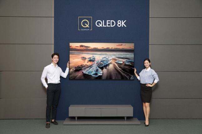 삼성전자 모델들이 17일 서울 강남구 삼성디지털프라자 학여울점에서 퀀텀닷 기술에 8K 해상도를 적용해 압도적인 화질을 구현하는 82인치 8K QLED 'Q900R' 제품을 소개하고 있다.ⓒ삼성전자