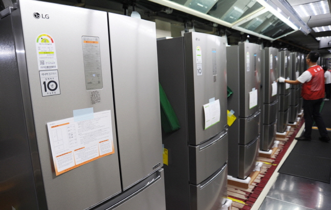 LG전자 한 직원이 18일 경남 창원 공장 냉장고 생산라인에서 생산된 ‘LG 디오스 김치톡톡’ 스탠드형 모델을 살펴보고 있다.ⓒLG전자