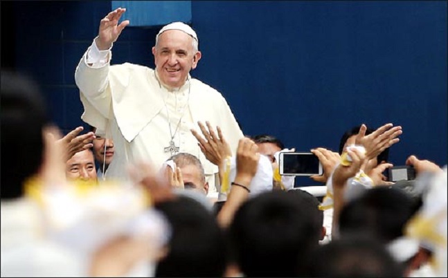 프란치스코 교황이 2014년 8월 15일 대전 월드컵 경기장에서 열린 성모승천 대축일 미사를 집전하기위해 오픈카를 타고 들어서고 있다. ⓒ사진공동취재단