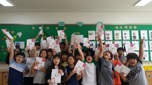 한국화재보험협회가 진행한 제 18회 불조심 어린이마당 행사에서 대상을 수상한 경북 연일형산초등학교 5학년 3반 학생들.ⓒ한국화재보험협회