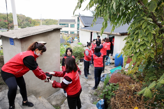 ABL생명 직원들이 18일 서울 수유동에서 홀몸 어르신이 거주하는 가구에 연탄을 배달하고 있다.ⓒABL생명