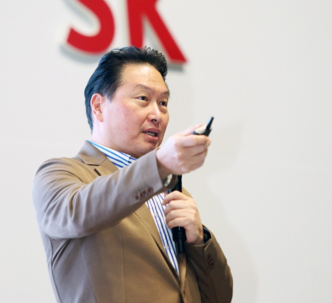 최태원 SK그룹 회장이 19일 제주 디아넥스호텔에서 열린  ‘2018 CEO세미나’에서 사회적 가치 추구를 통해 비즈니스 모델을 혁신하는 방법론에 대해 이야기하고 있다. ⓒ SK