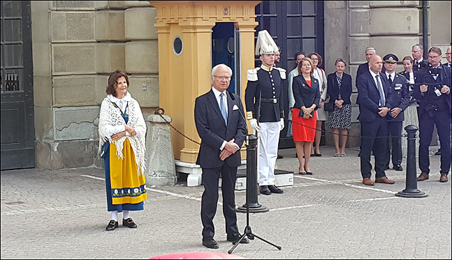스웨덴 왕궁 앞에서 시민들에게 연설하는 스웨덴의 현 국왕인 칸 구스타브 16세. 왼쪽 전통 의상을 입은 여성은 실비아 왕비다. (사진 = 이석원)