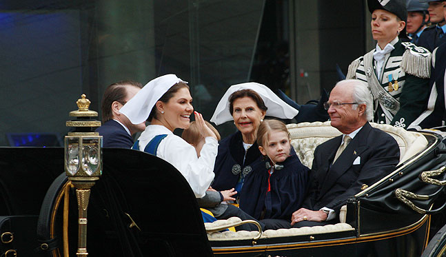 스웨덴의 국경절인 6월 6일 구스타브 왕 부부가 차기 왕위 계승자인 빅토리아 공주 부부와 마차로 행진을 하고 있다. (사진 = 이석원)