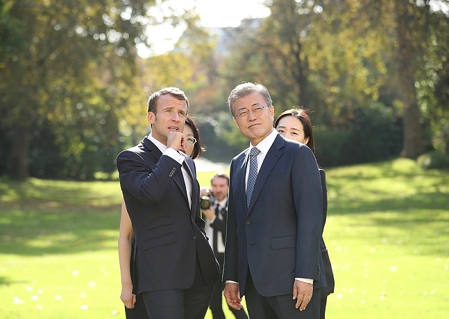 문재인 대통령과 에마뉘엘 마크롱 프랑스 대통령이 15일 오후(현지시각) 프랑스 파리 엘리제궁 앞뜰을 거닐며 대화를 나누고 있다.ⓒ청와대