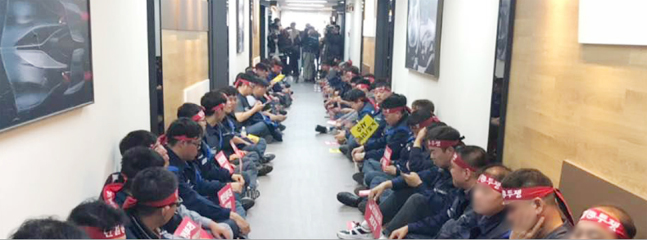 금속노조 한국지엠지부 간부들이 19일 한국지엠 부평 본사에서 사장실을 봉쇄하고 있다.ⓒ금속노조 한국지엠지부
