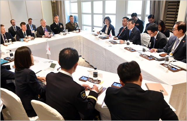 정경두 국방부장관이 지난 19일 싱가포르에서 개최된 제5차 아세안확대국방장관회의(ADMM-Plus) 참석을 계기로 한·미·일 국방장관 회의를 진행하고 있다. ⓒ국방부