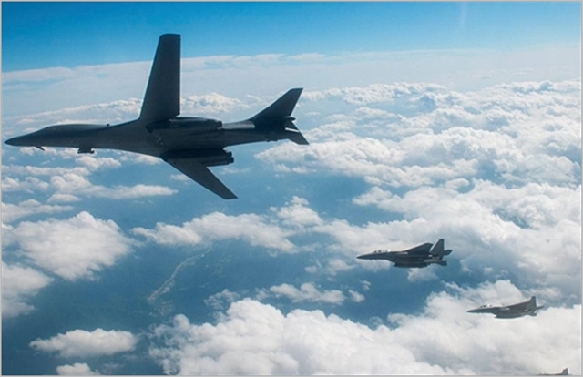 미국의 전략무기 초음속 폭격기 ‘B-1B 랜서’와 스텔스 전투기 ‘F-35B’가 지난해 8월 한반도 상공을 비행하고 있다. ⓒ연합뉴스