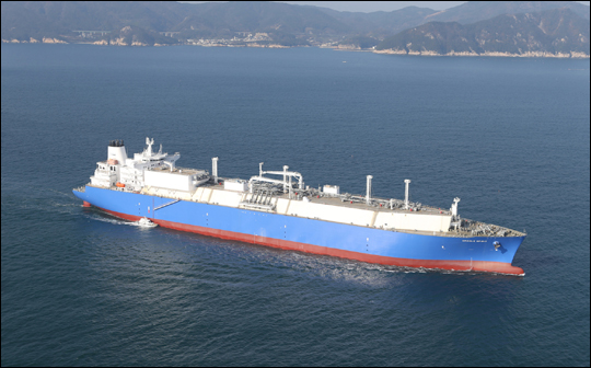 대우조선해양이 지난해 세계 최초로 인도한 천연가스추진방식 LNG선.ⓒ대우조선해양