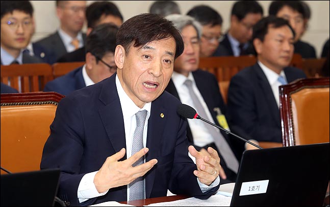 이주열 한국은행 총재가 22일 국회에서 열린 국회 기획재정위원회의 한국은행에 대한 국정감사에서 의원들의 질의에 답변하고 있다.ⓒ데일리안 박항구 기자