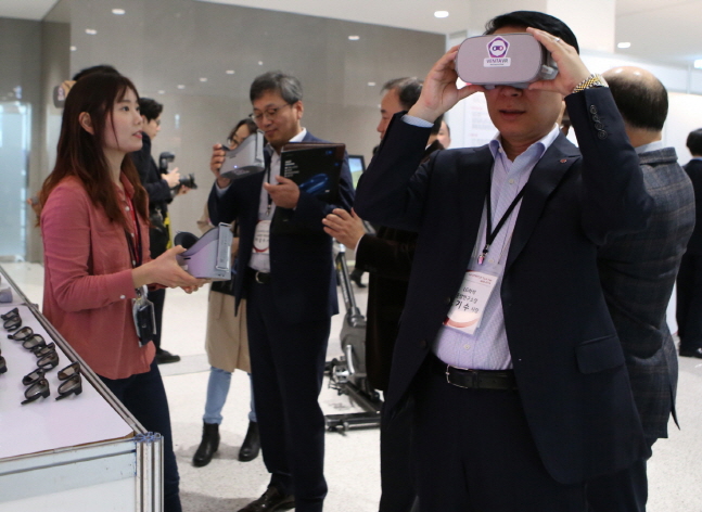 노기수 LG화학 사장(오른쪽) 등 LG계열사 임직원들이 지난 22일 서울 강서구 마곡 LG사이언스파크에서 열린 스타트업 테크 페어에서 스타트업 업체인 벤타 가상현실(VR)기기를 체험하고 있다.ⓒLG